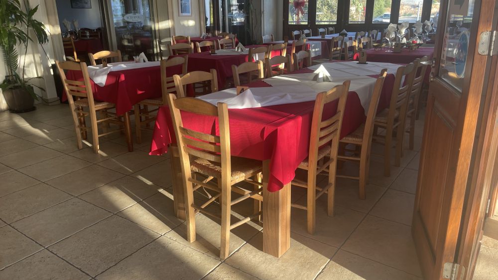 scenic-dining-in-chlorakas-acropolis-tavern-setting